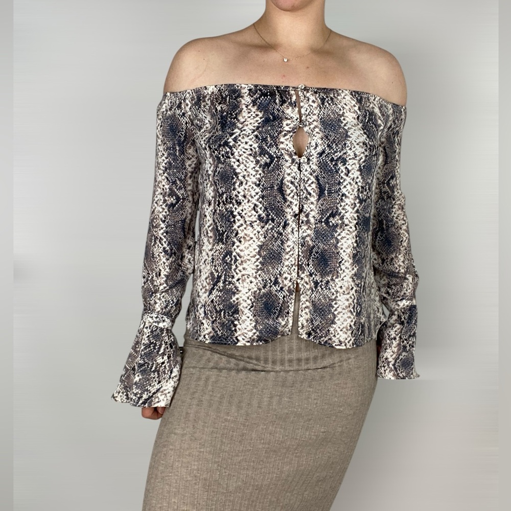 L’ACADEMIE Snake Print Off The Shoulder Long Sleeve‎ Ruffle Blouse Top